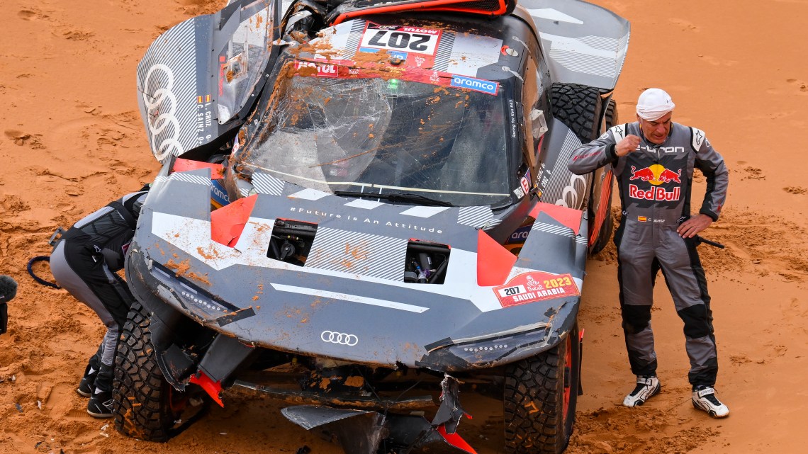 Carlos Sainz reveals injury after Dakar retirement