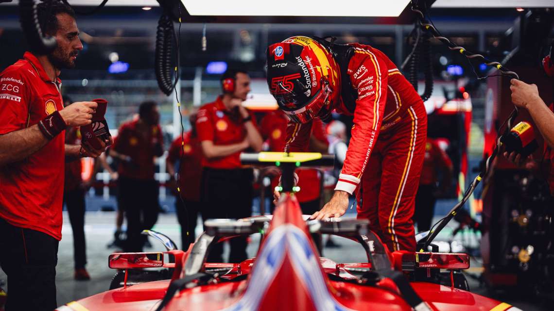 Sainz crashes out of Singapore GP qualifying