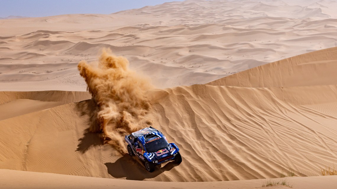 Who leads after Dakar Rally returns after break?